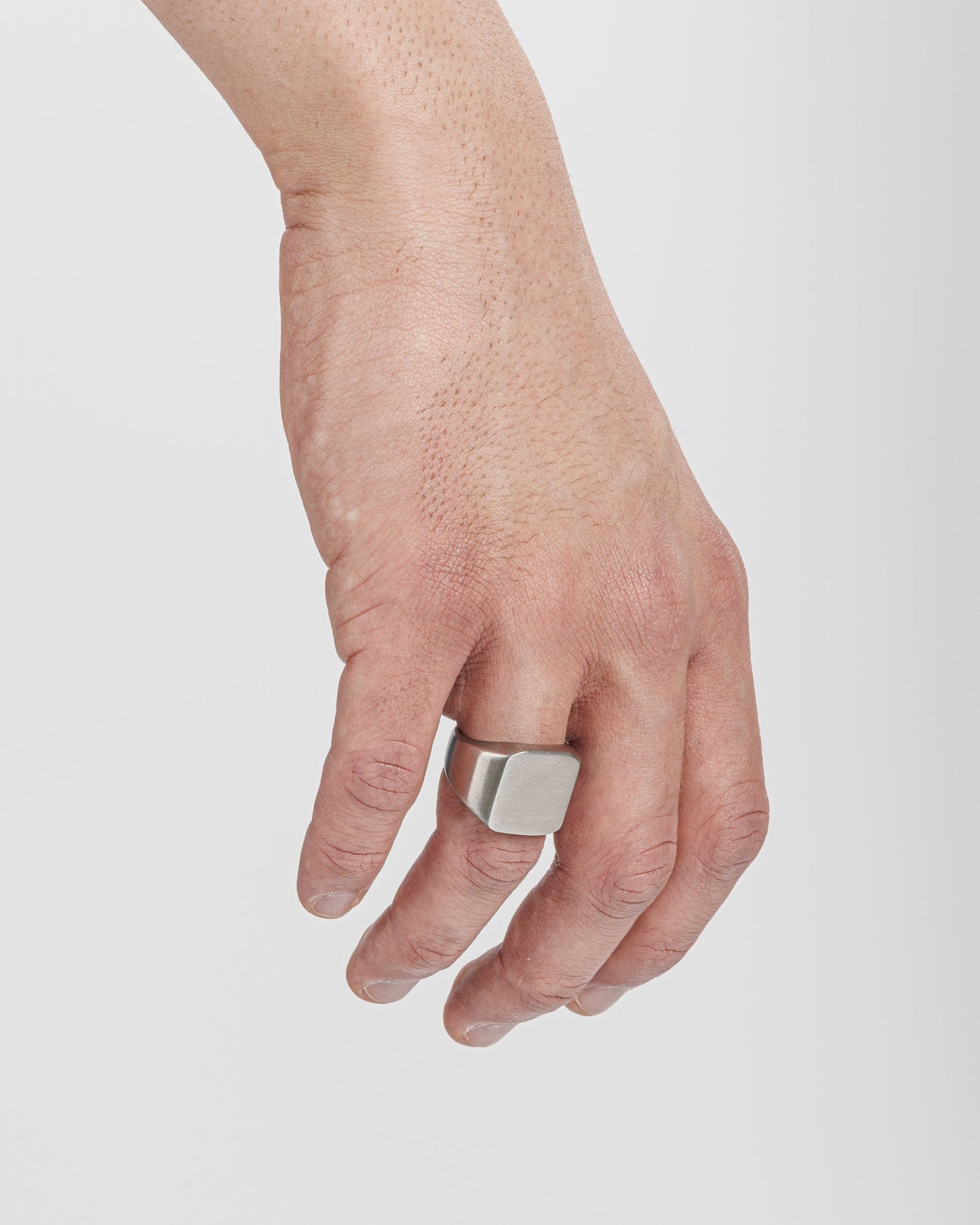 Silberner Siegelring am Finger eines Mannes